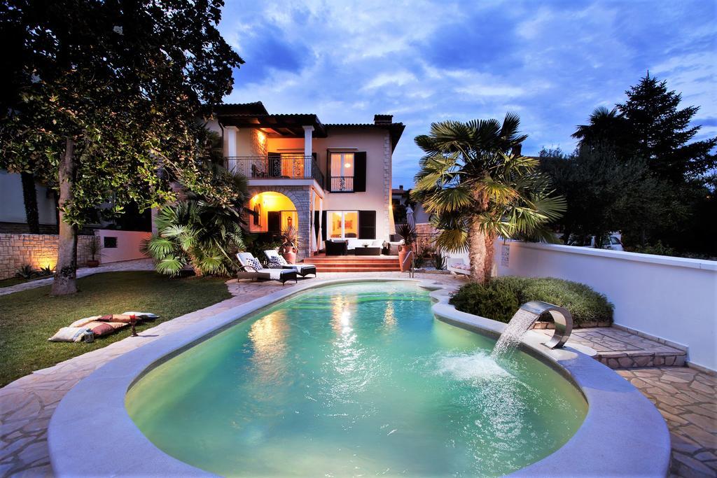 Luxuriöse Villa mit Pool direkt am Meer